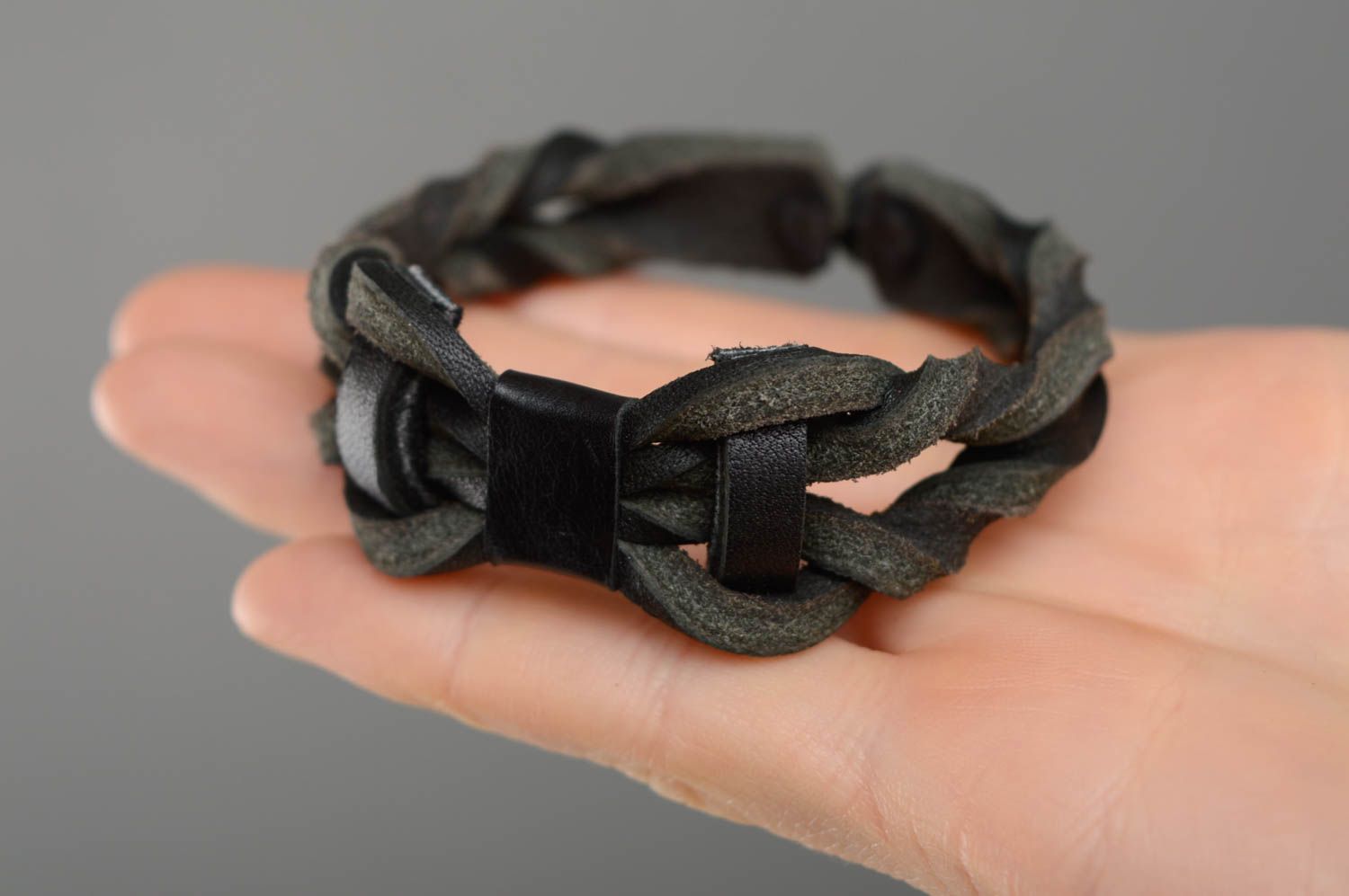 Bracelet en cuir naturel à nouer fait main noir design unisexe de créateur photo 3