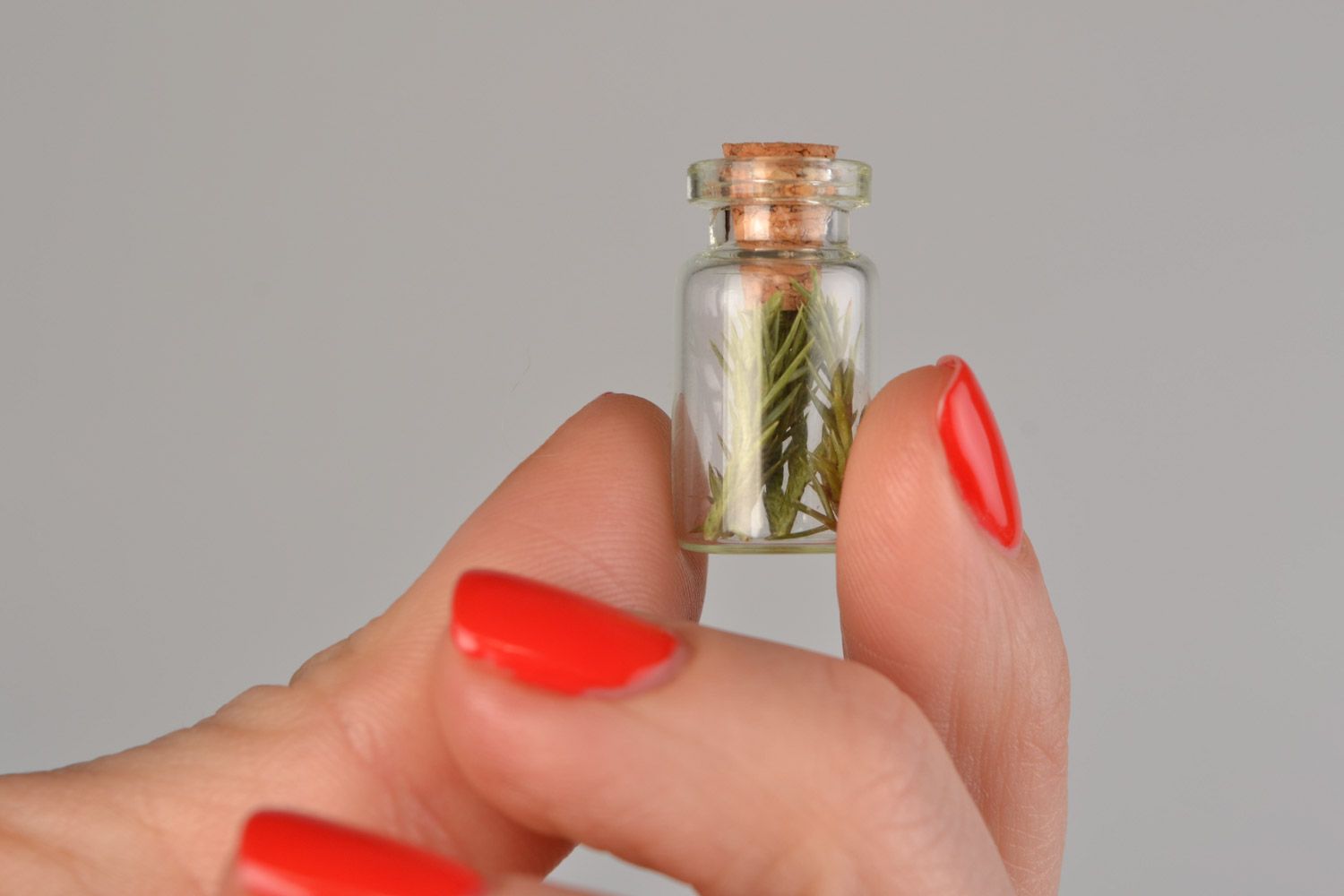 Pendentif fiole en verre remplie de genièvre séché fait main vert pour femme photo 2