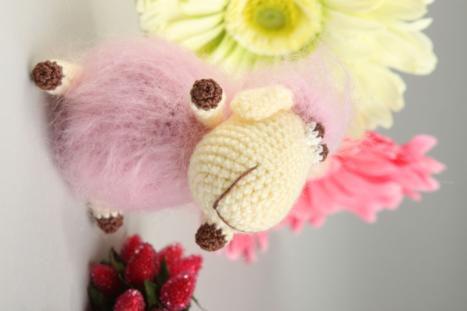 Peluche brebis faite main Cadeau enfant Déco maison rose tricotée crochet photo 1