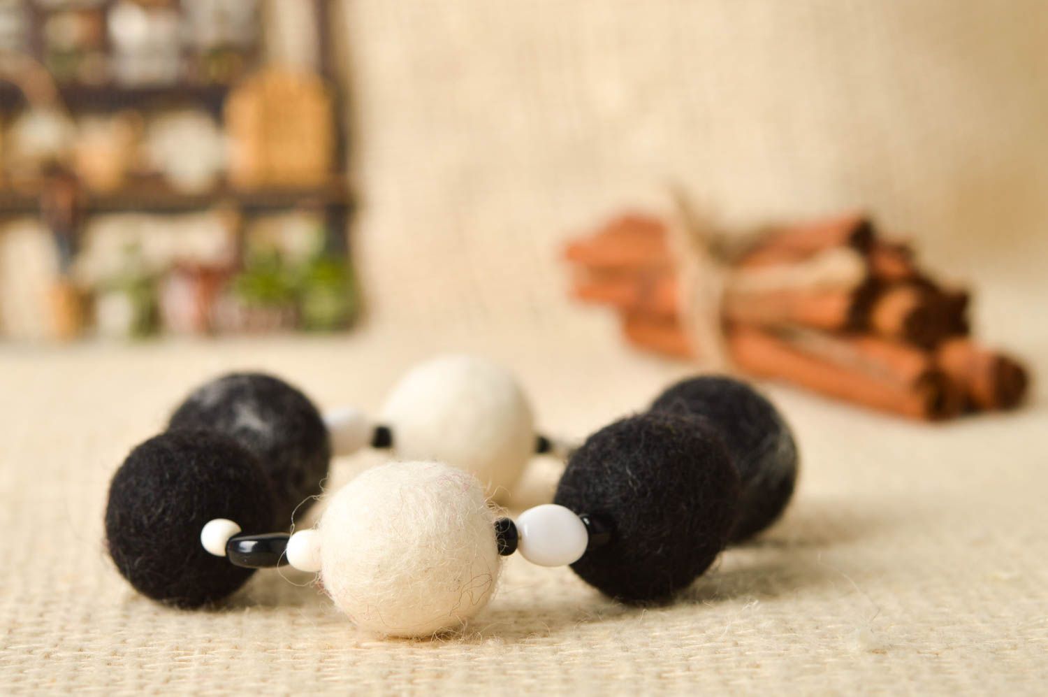 Bracelet en laine feutrée Bijou fait main boules noir et blanc Cadeau femme photo 1