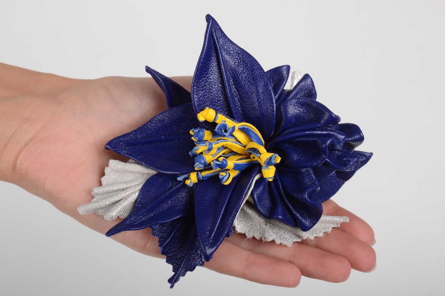 Barrette fleur bleue faite main Pince cheveux en cuir Accessoire coiffure photo 2