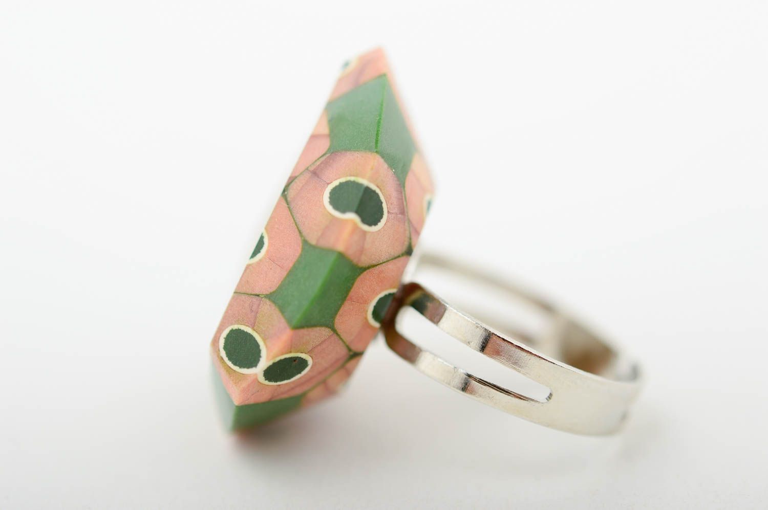 Перстень ручной работы кольцо из карандашей зеленое крупное стильное кольцо фото 4