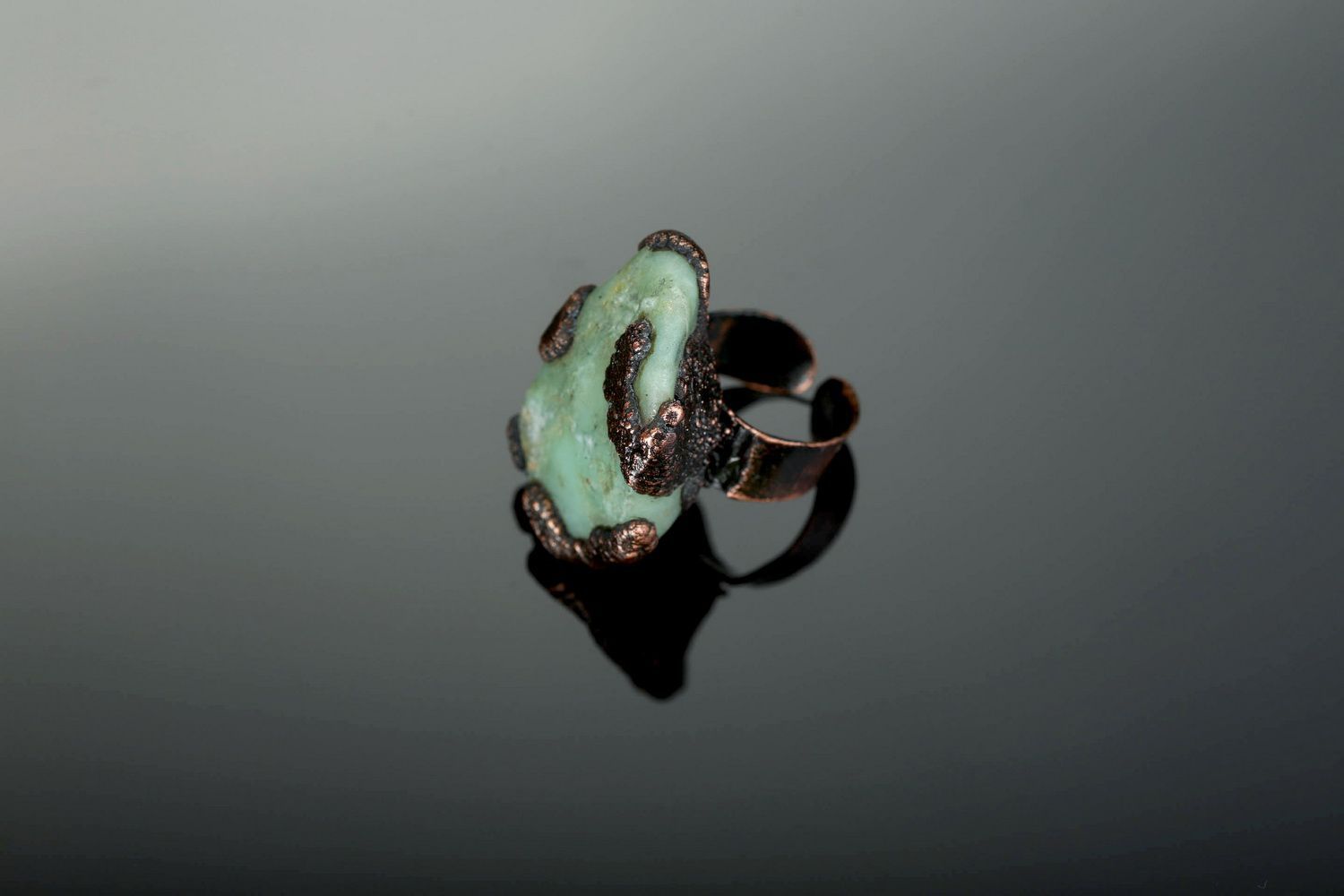 Ring made of chrysoprase photo 1
