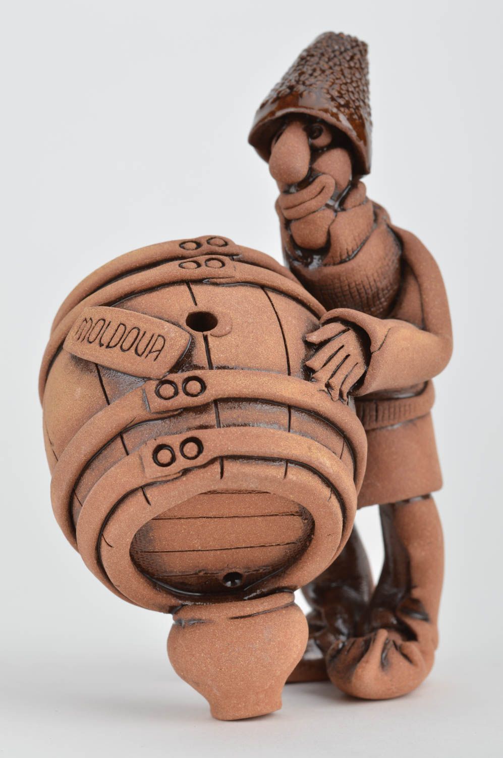 Figura de arcilla artesanal decoración para casa Vinicultor con barril de vino foto 2
