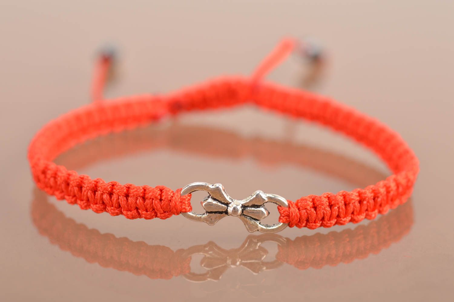 Bracelet fait main en fils de soie rouges fin avec nœud métallique bijou photo 2