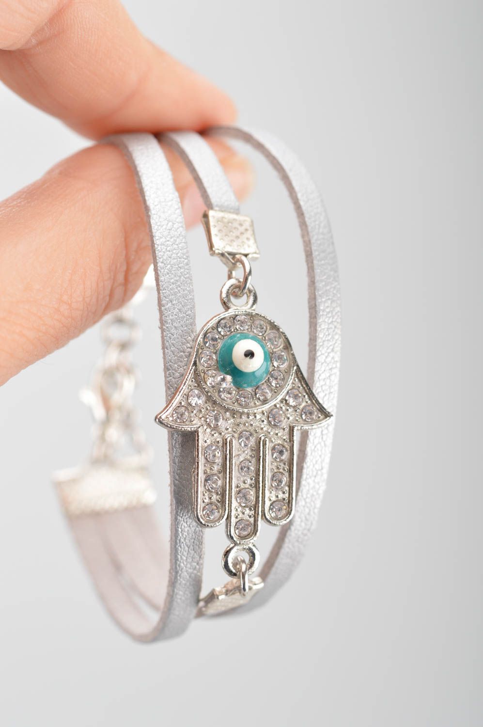 Bracelet daim Bijou fait main blanc khomsa en métal design Cadeau original photo 3