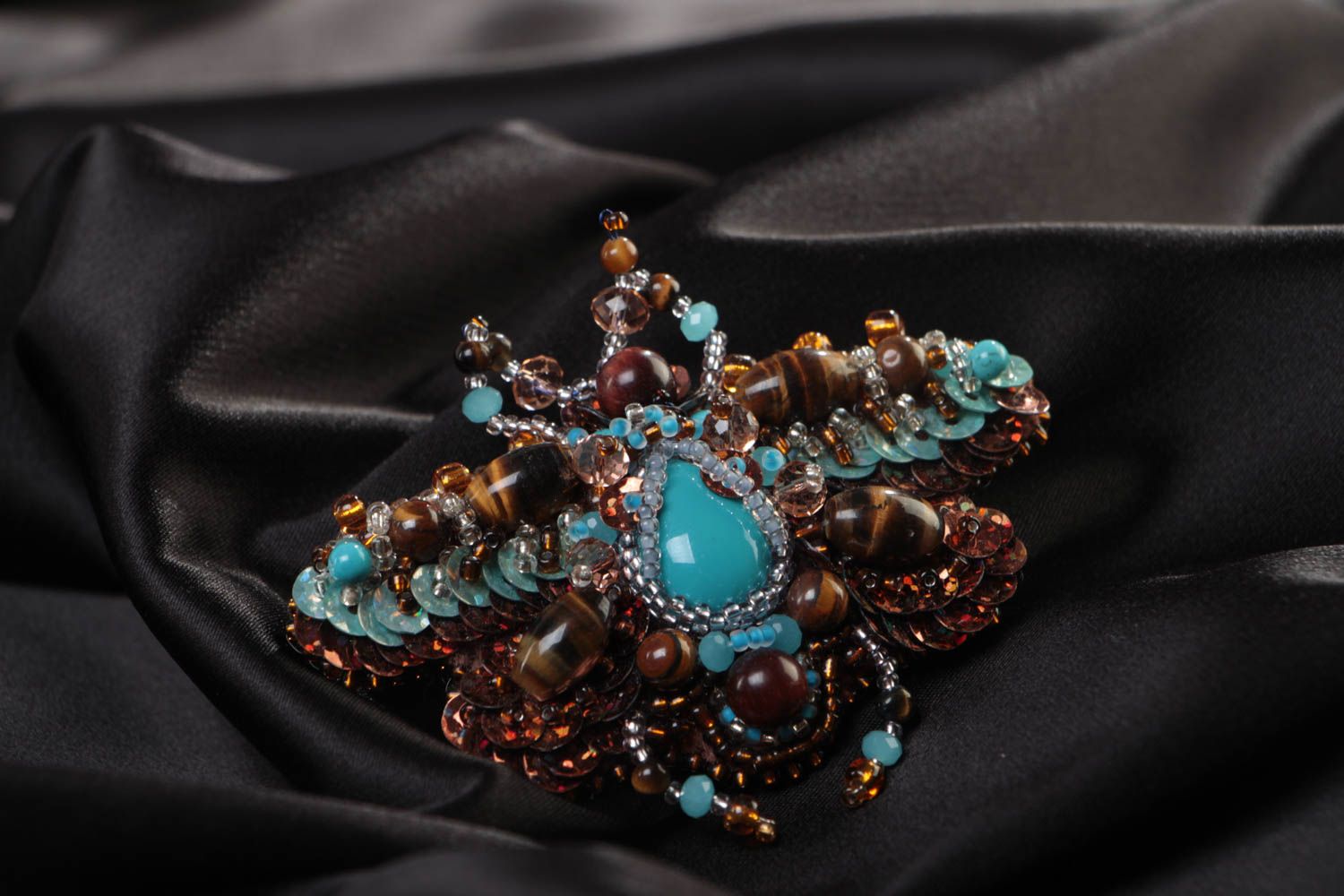 Объемная брошь с вышивкой бисером и камнями ручной работы в виде жука голубая фото 1