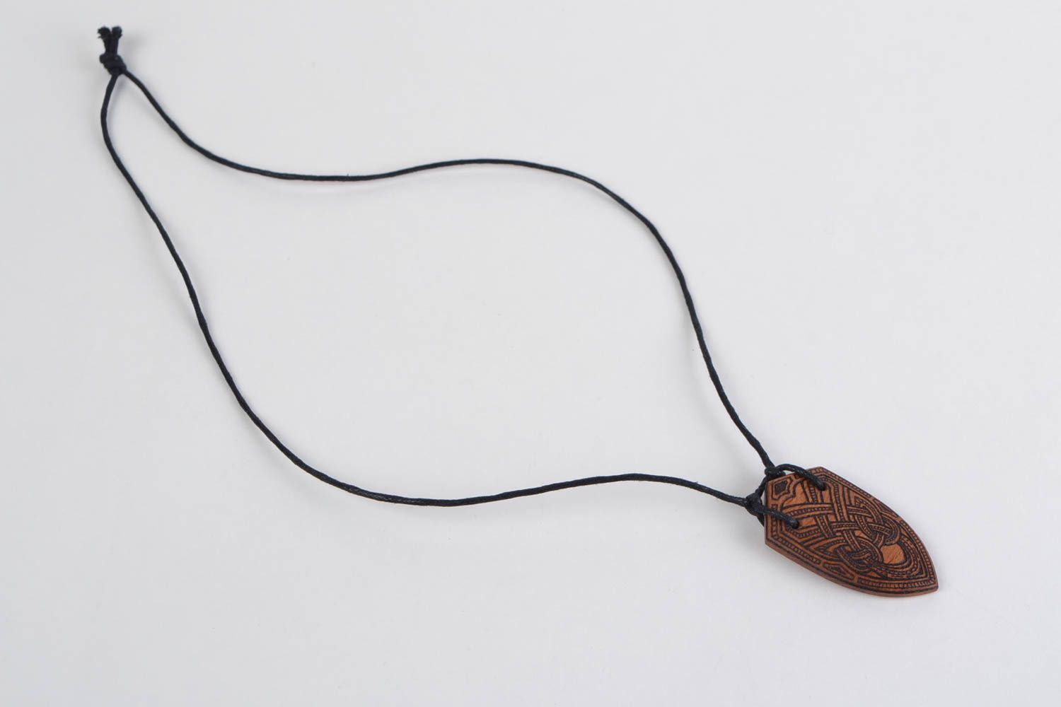 Красивая деревянная подвеска с выжженным рисунком ручной работы на вощеном шнурке фото 3