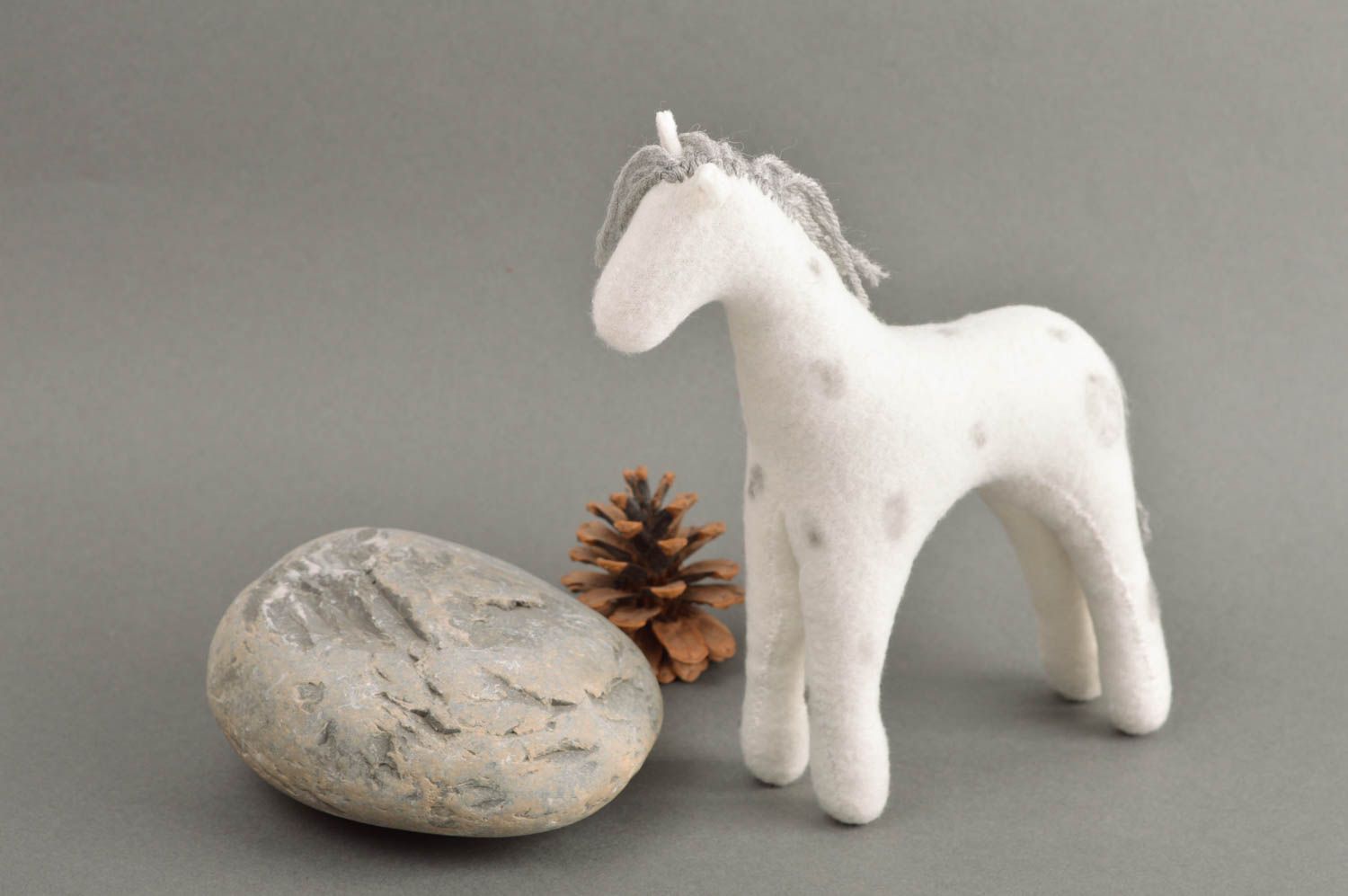 Peluche cheval blanc Jouet fait main en laine feutrée original Cadeau enfant photo 1