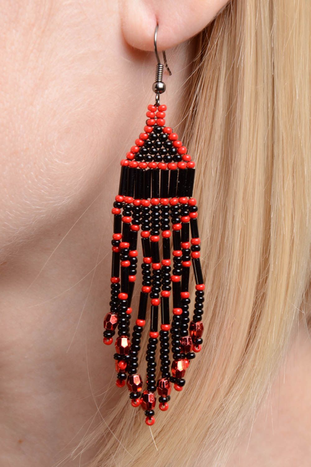 Longues boucles d'oreilles en perles de rocaille faites main rouge et noir photo 2