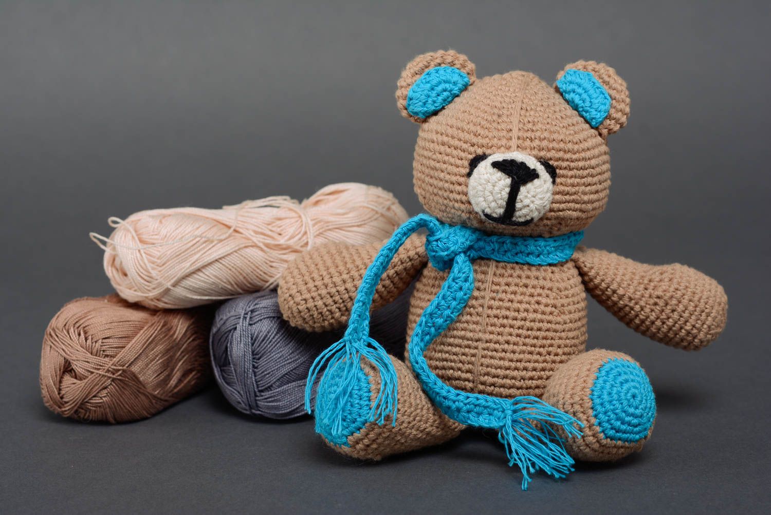Ours tricoté au crochet en coton naturel avec écharpe bleue fait main original photo 4