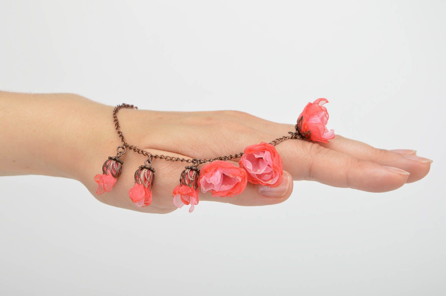 Нарядный браслет с цветами из шифона и металлической цепочки аксессуар хенд мейд фото 2