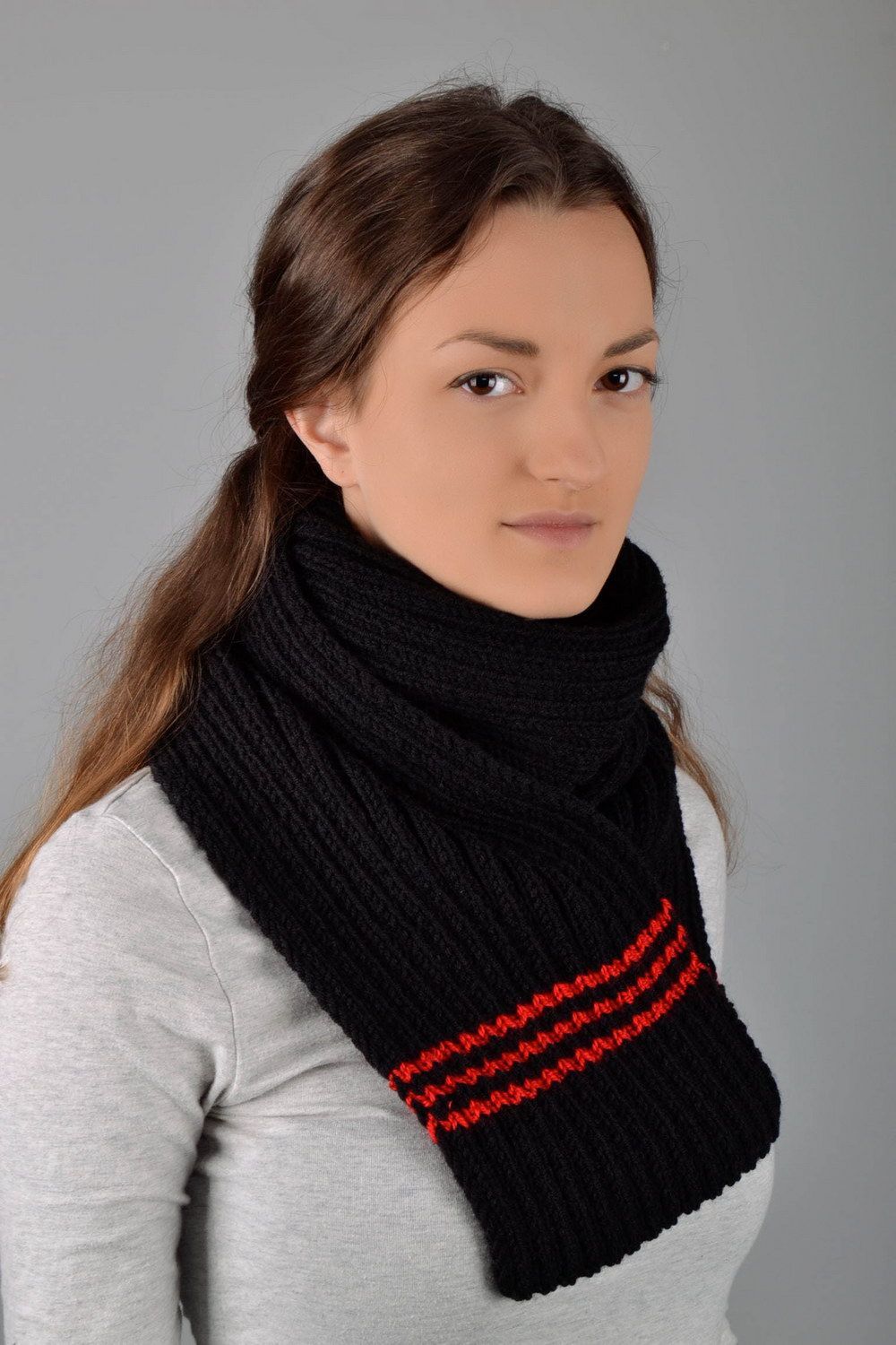 Black knitted scarf photo 5