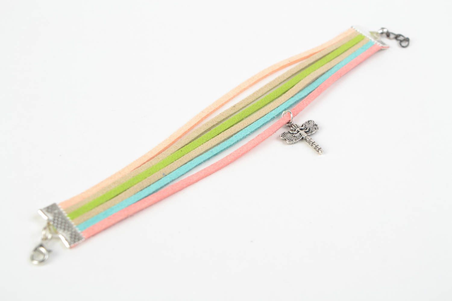 pulsera hecha a mano de cordones de gamuza con colgante con forma de libélula  foto 5