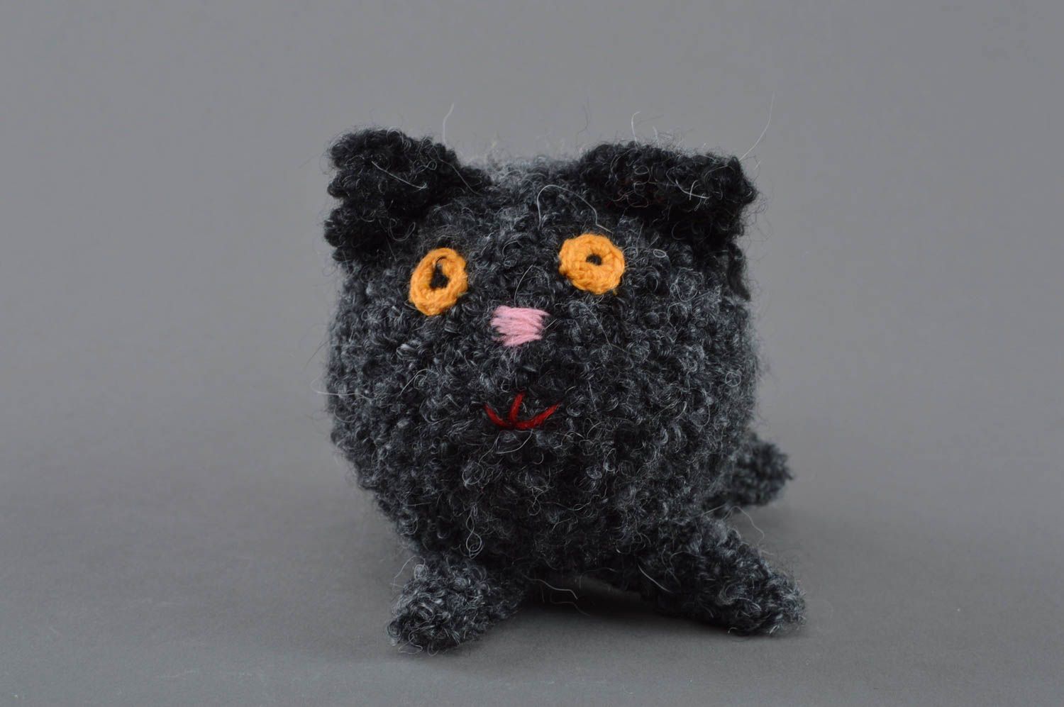 Jouet tricoté au crochet original fait main petit pour enfant Chat noir photo 3