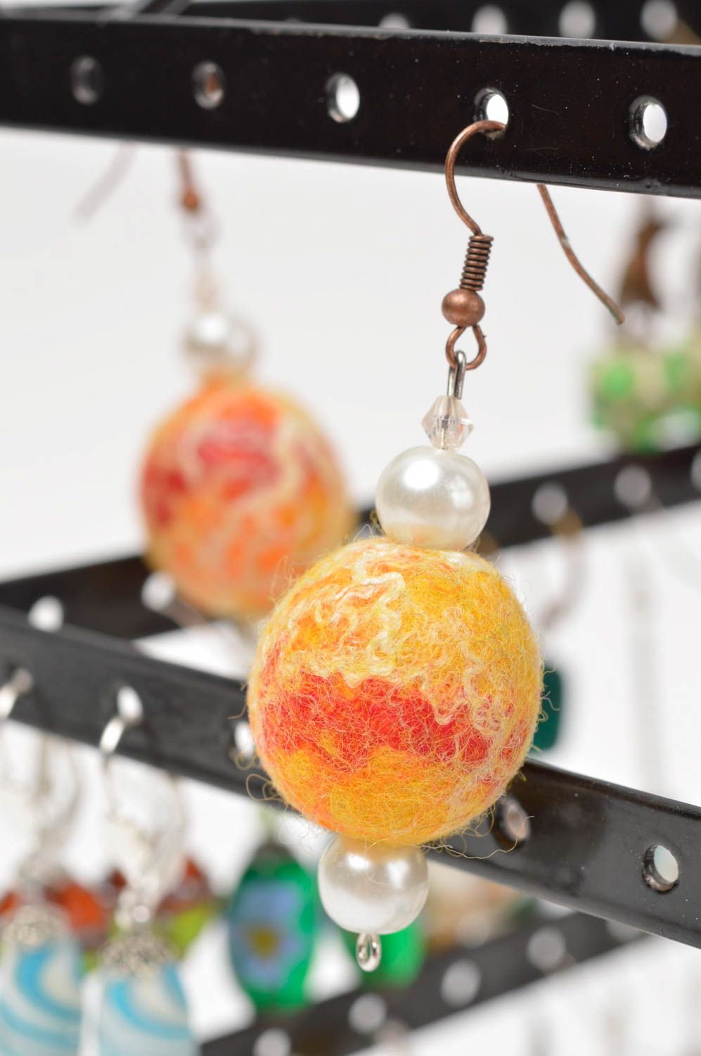 Ohrringe Kugeln in Orange handgemachter Schmuck Accessoire für Frauen aus Wolle foto 1