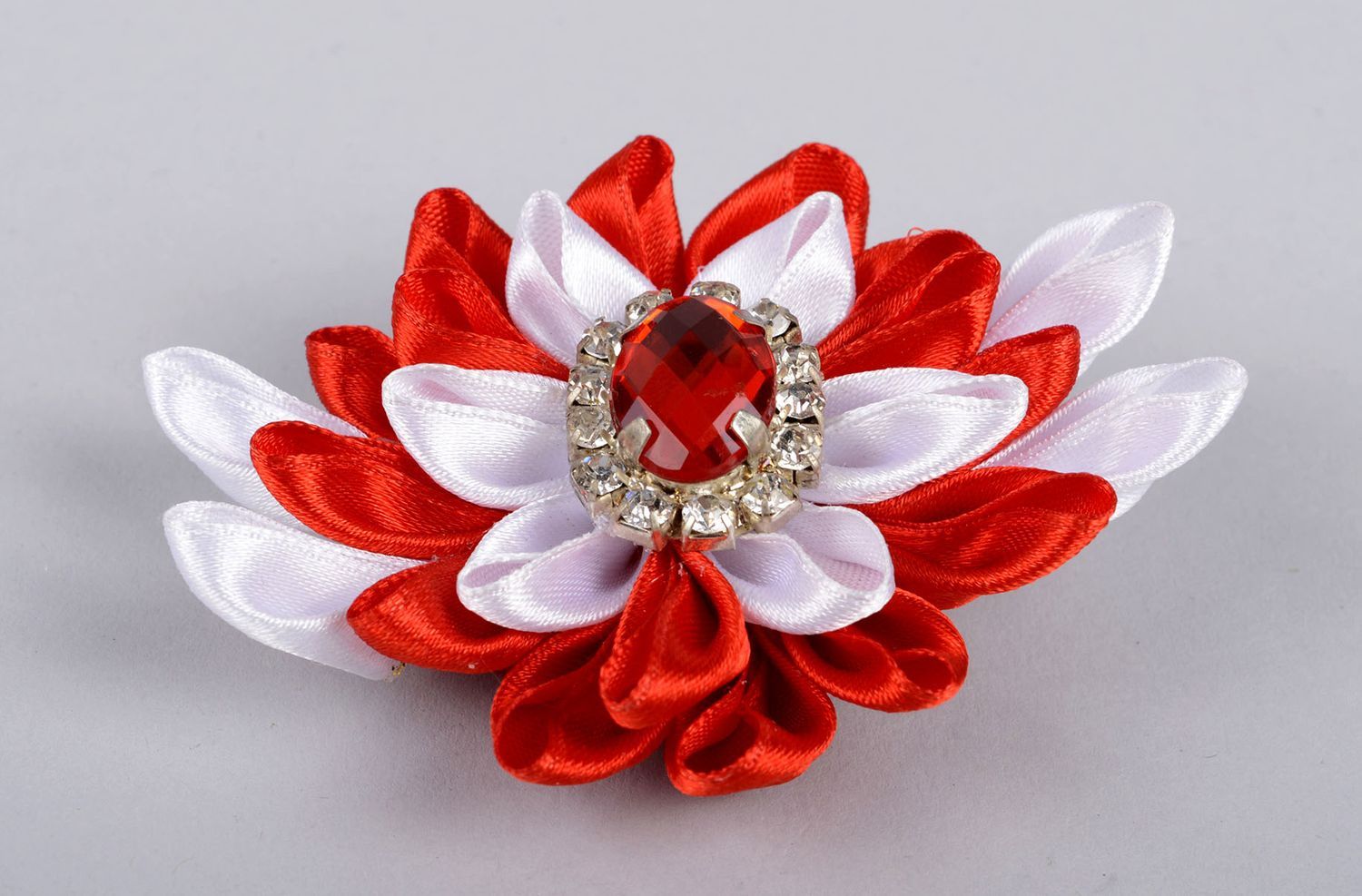 Handmade Blumen Brosche zierlicher Schmuck Accessoire für Frauen aus Textil  foto 1