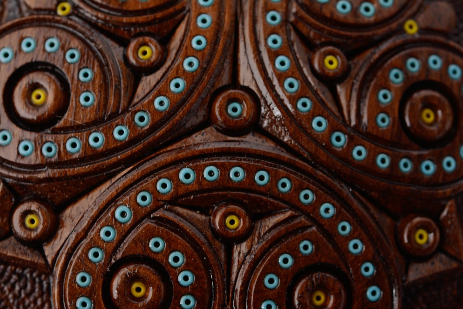 Круглая деревянная шкатулка с резьбой и инкрустацией бисером фото 3