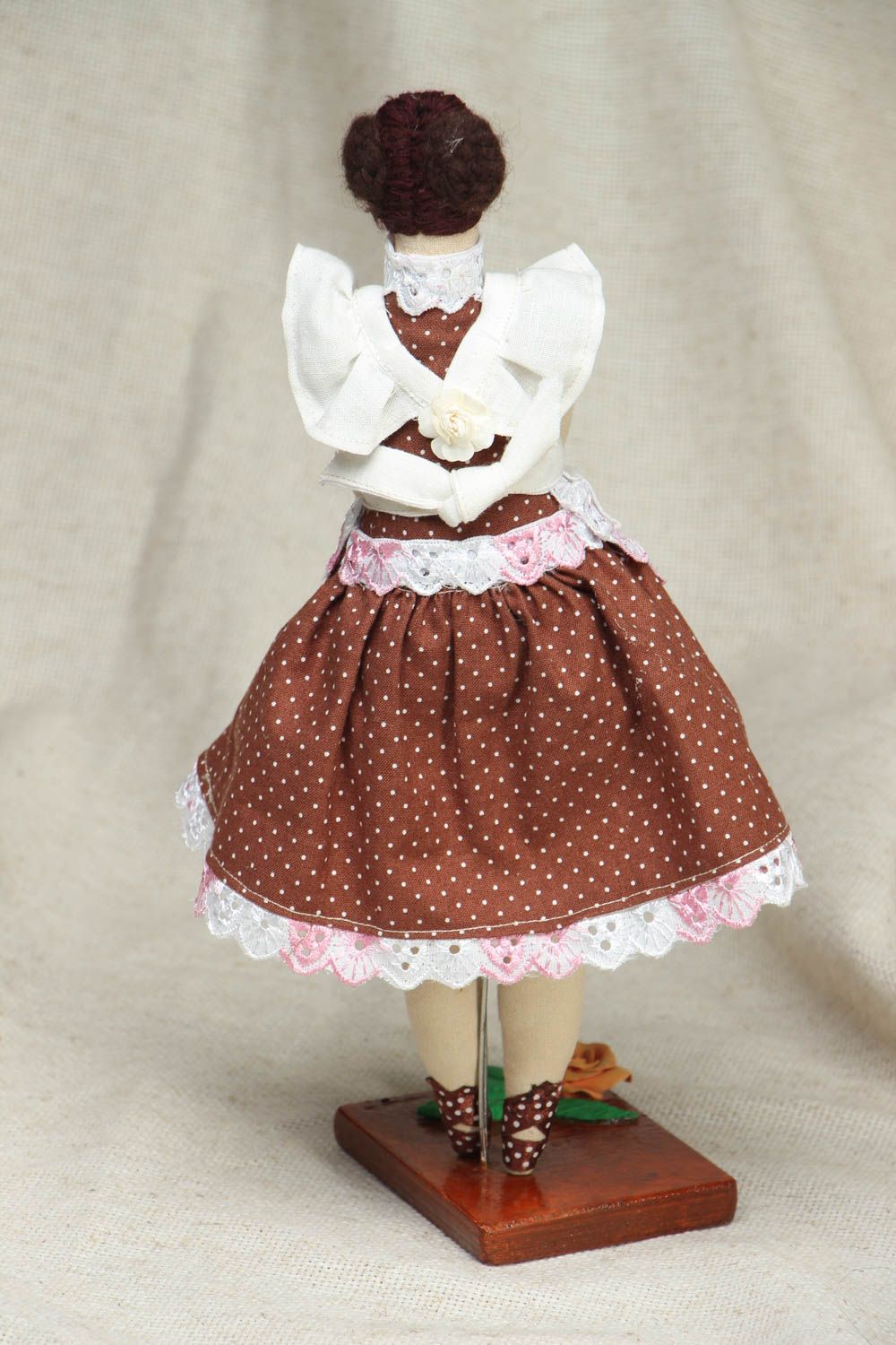 Авторская кукла в фартуке с чашкой фото 3