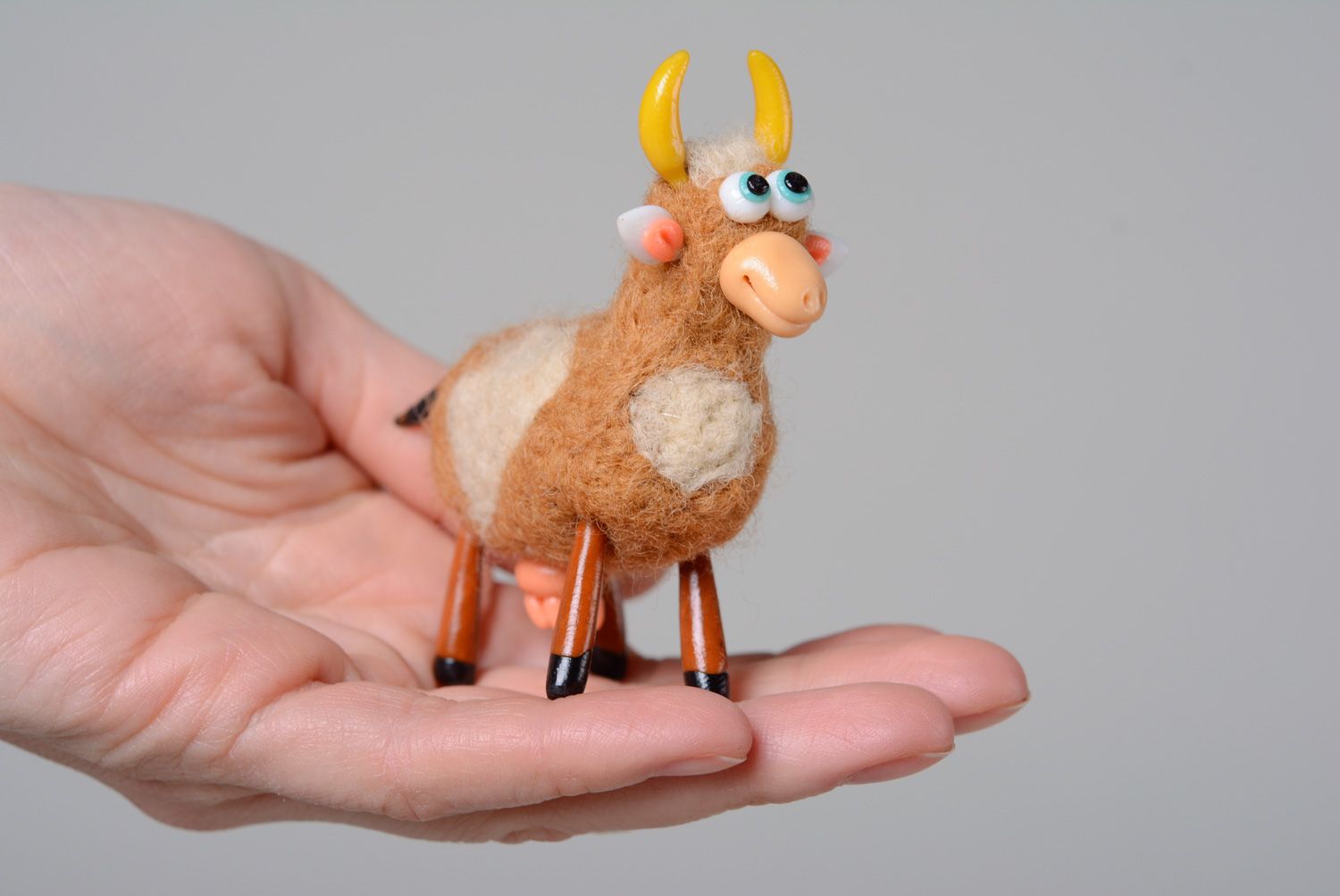 Handmade Miniatur Kuscheltier Kuh in Trockenfilzen Technik für Kollektion foto 5