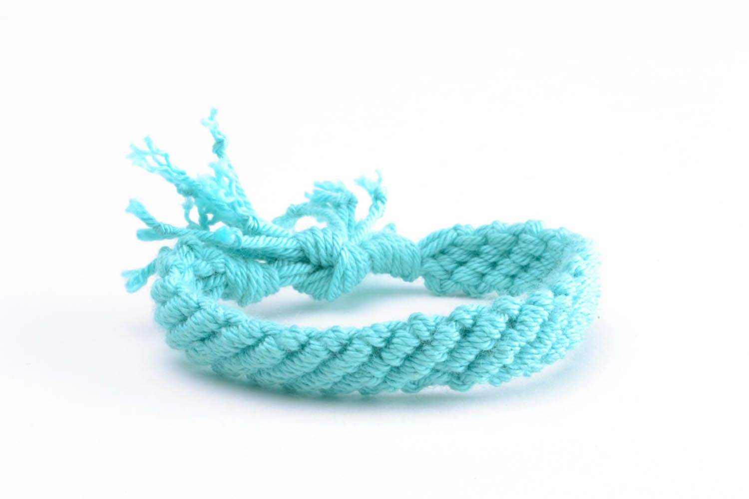 Плетеный браслет из ниток голубой фото 5