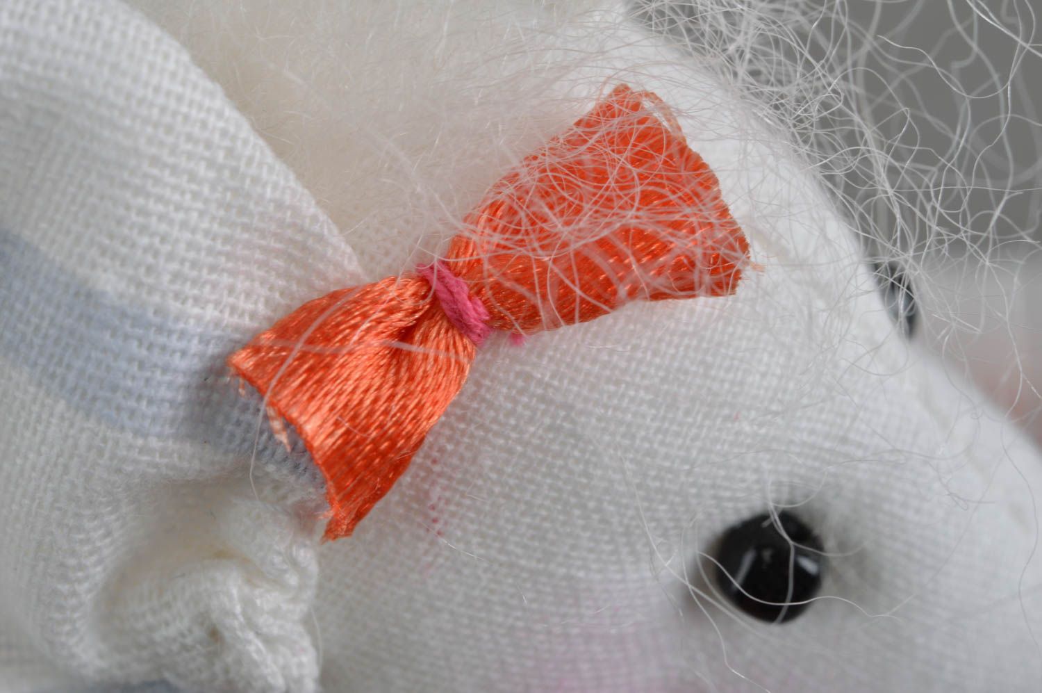 Lustiges weißes knuddeliges handgemachtes Kuscheltier Maus für Kinder im Rock foto 5
