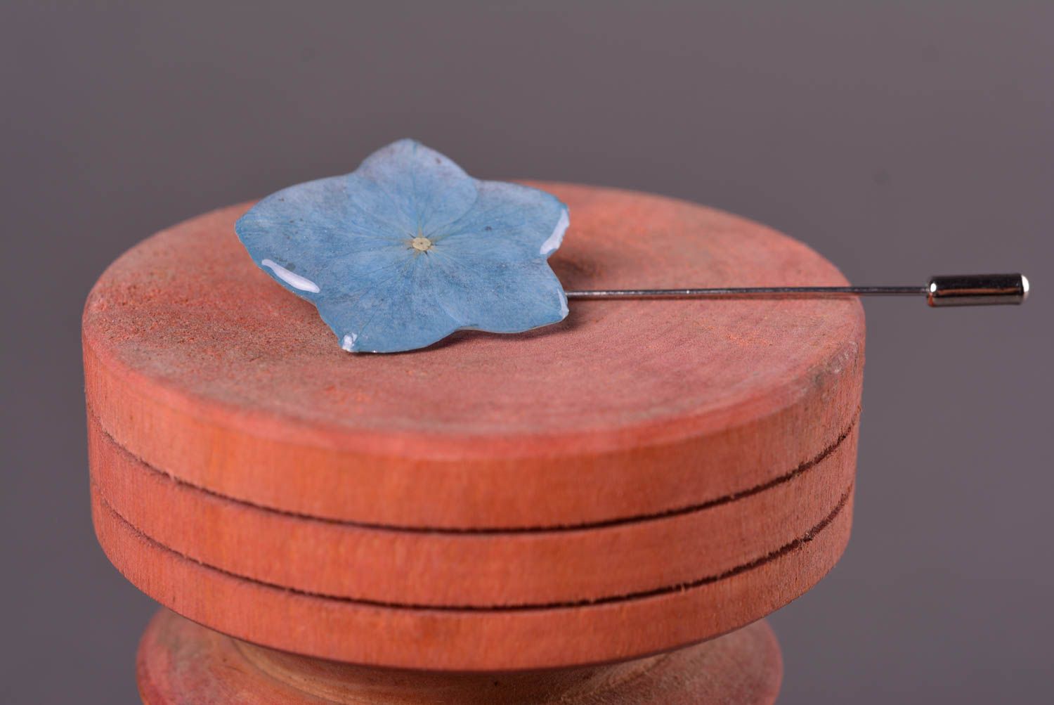 Broche fleur bleue Bijou fait main design élégant Cadeau femme original photo 1