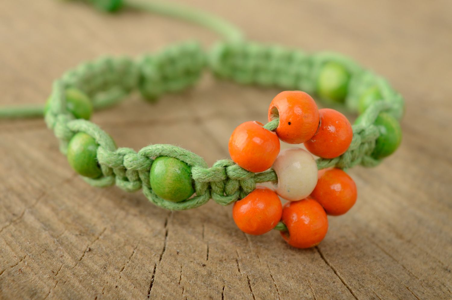 Bracelet en macramé de lacet ciré et perles en bois vert fleur fait main femme photo 1