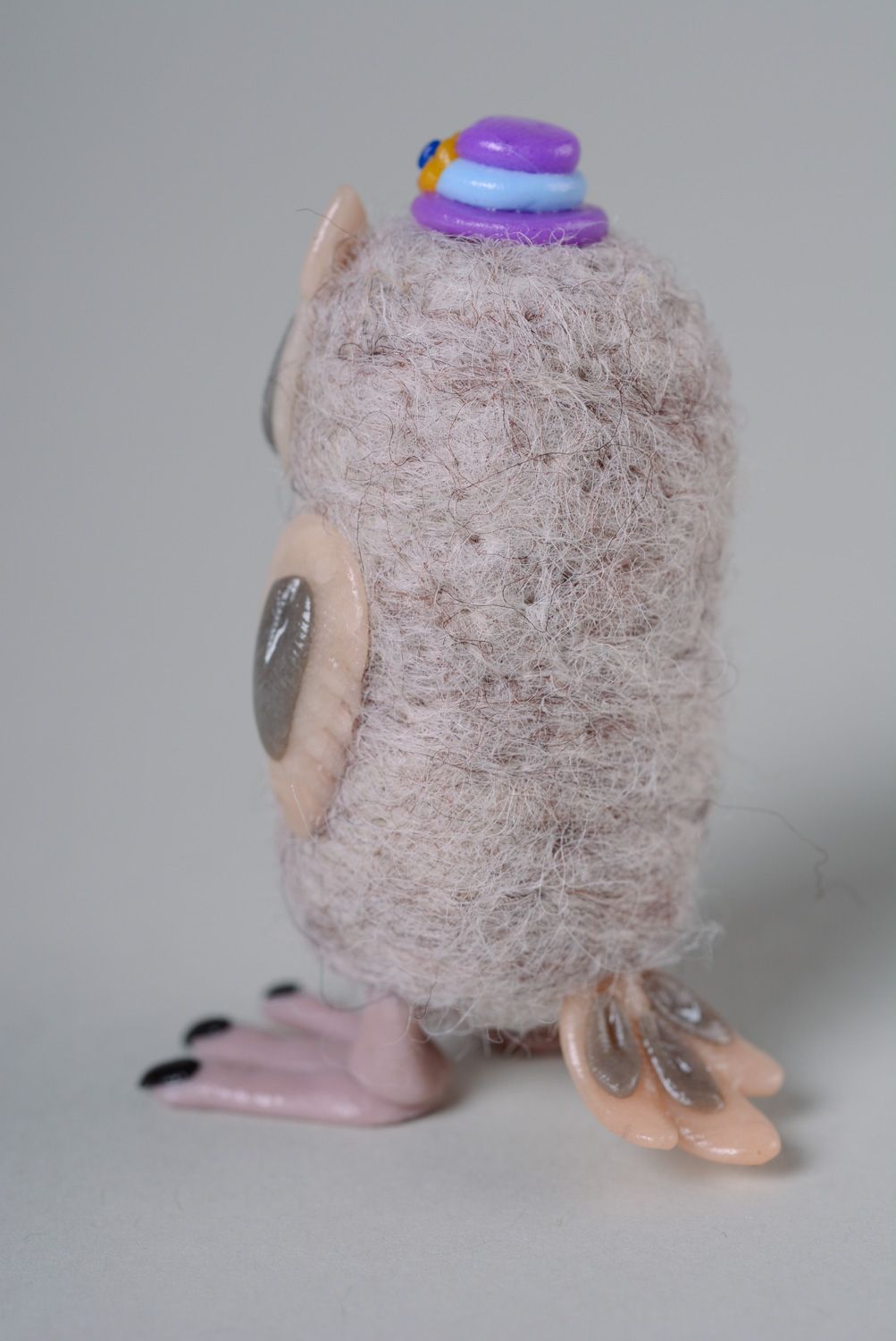 Jouet de poche fait main original en laine technique de feutrage Hibou gris photo 3