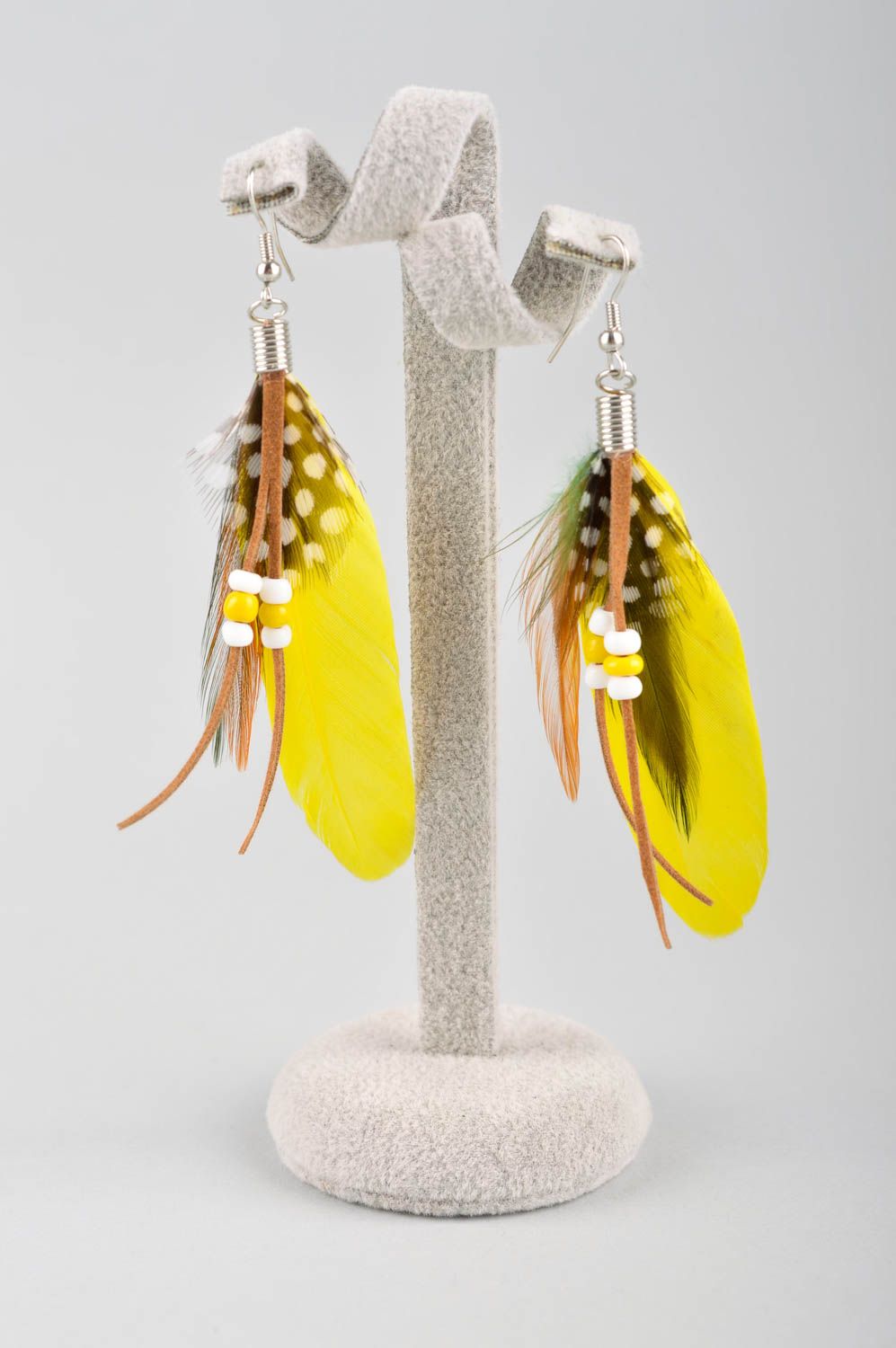 Серьги из перьев хэнд мэйд дизайнерское украшение желтые серьги с подвесками фото 2
