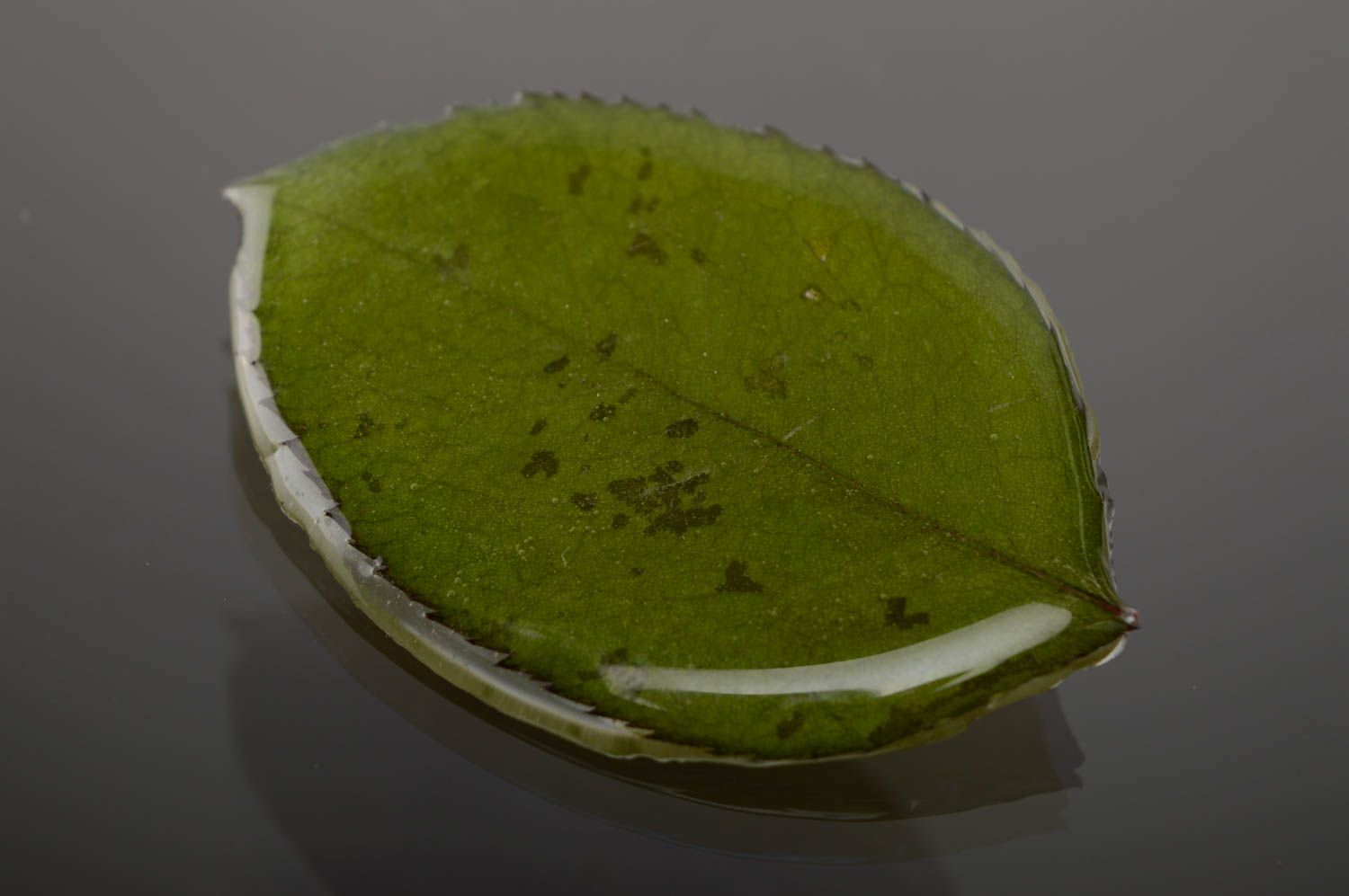 Broche feuille verte en résine époxyde originale faite main cadeau pour femme photo 1