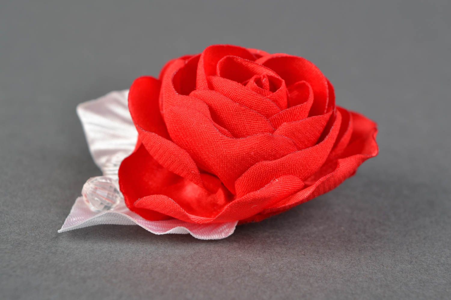 Broche de tela de raso con forma de rosa roja foto 1