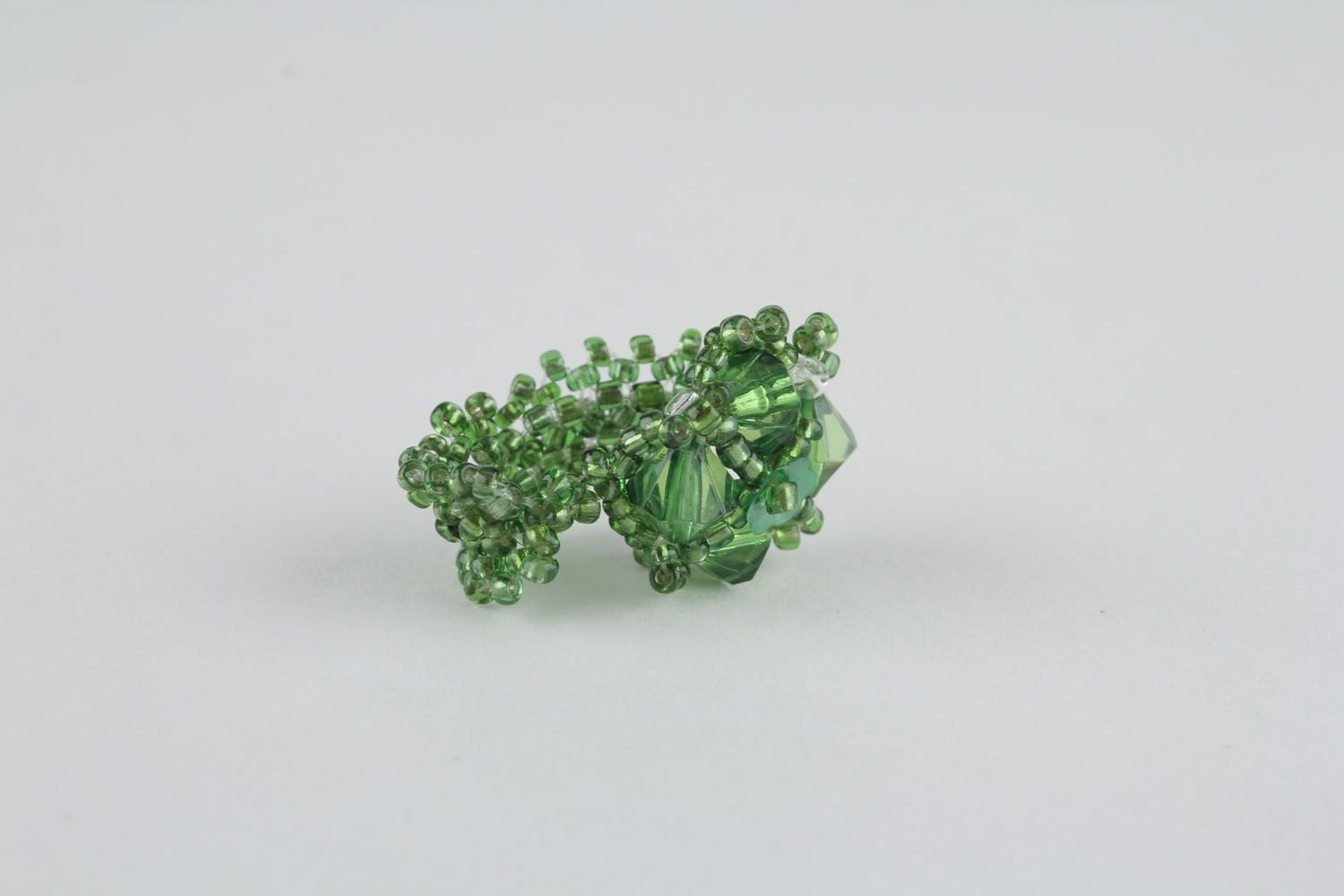 Grüner Ring aus Glasperlen foto 1