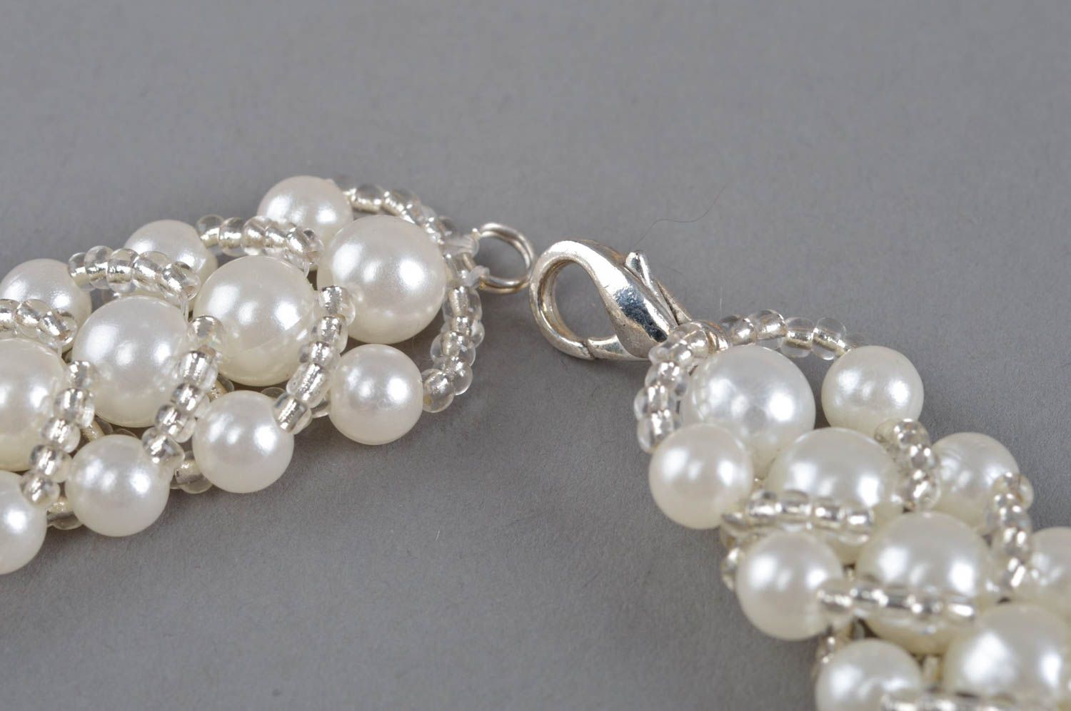 Collier en perles de rocaille et perles fantaisie blanches fait main délicat photo 4