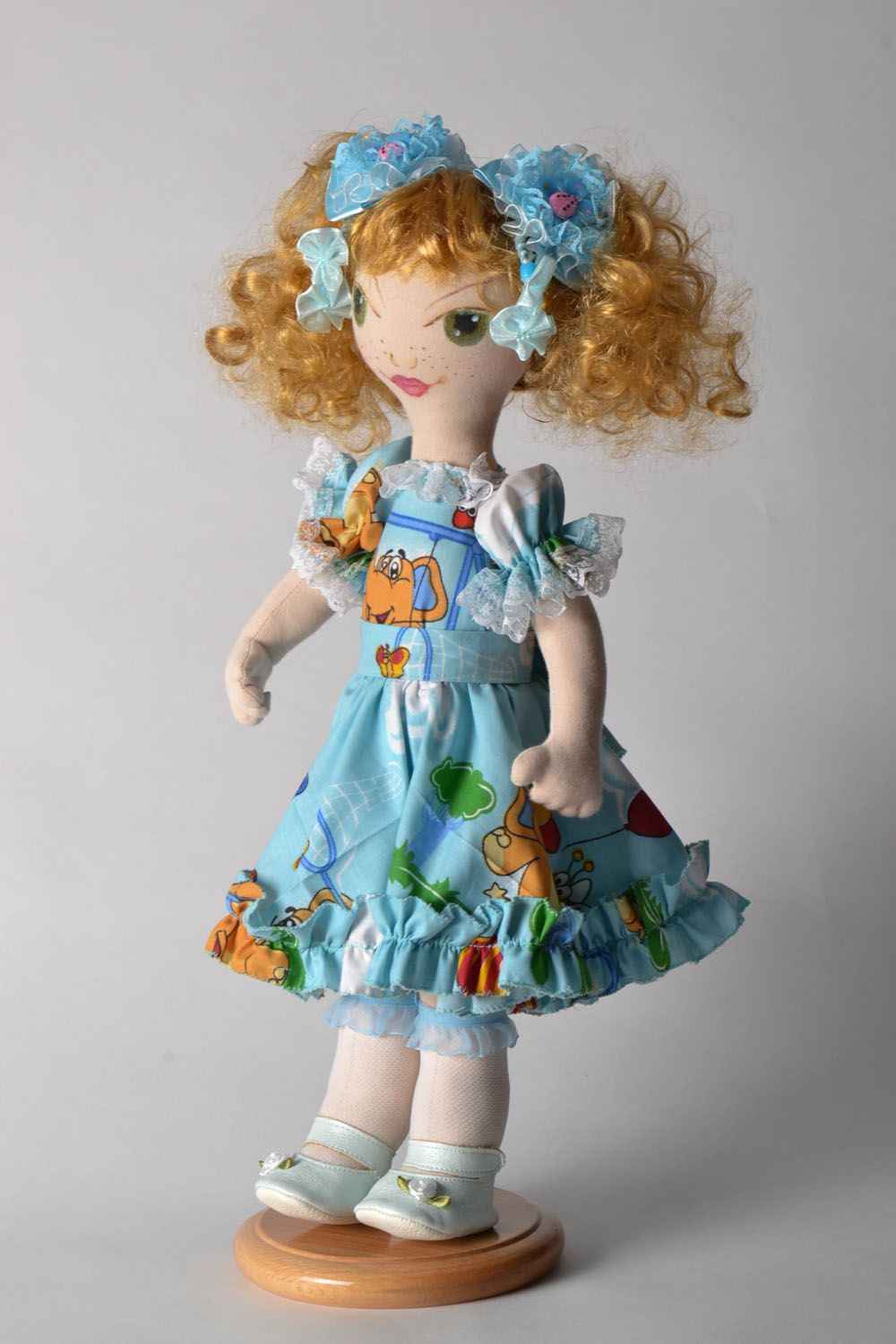 Künstlerische Puppe im blauen Kleid foto 1