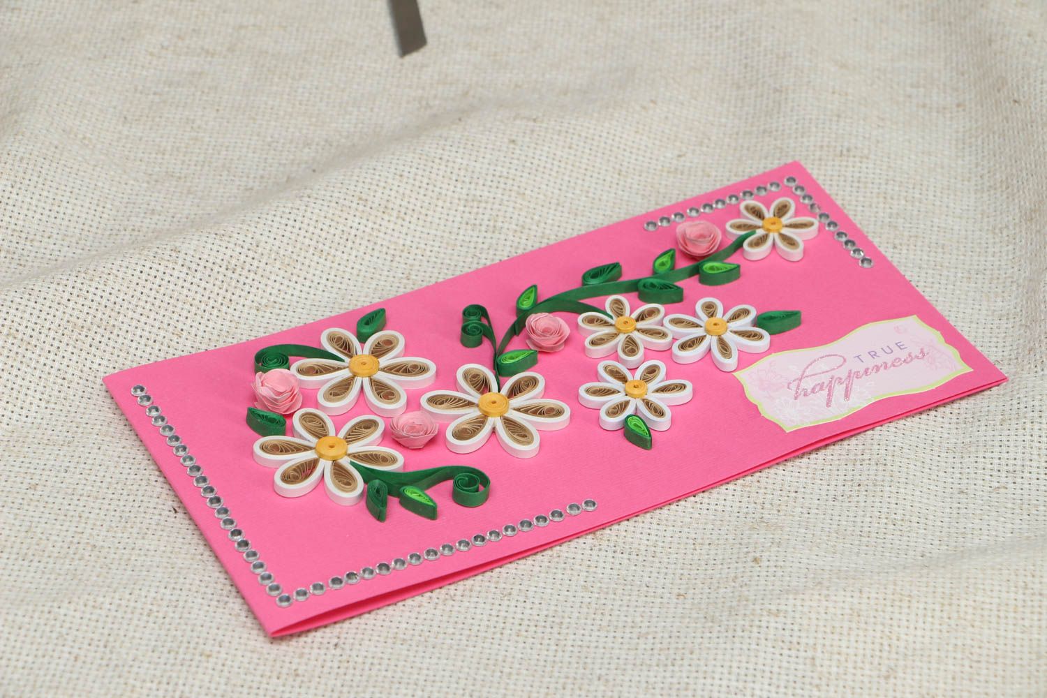 Поздравительная открытка в технике квиллинг с цветочками фото 3