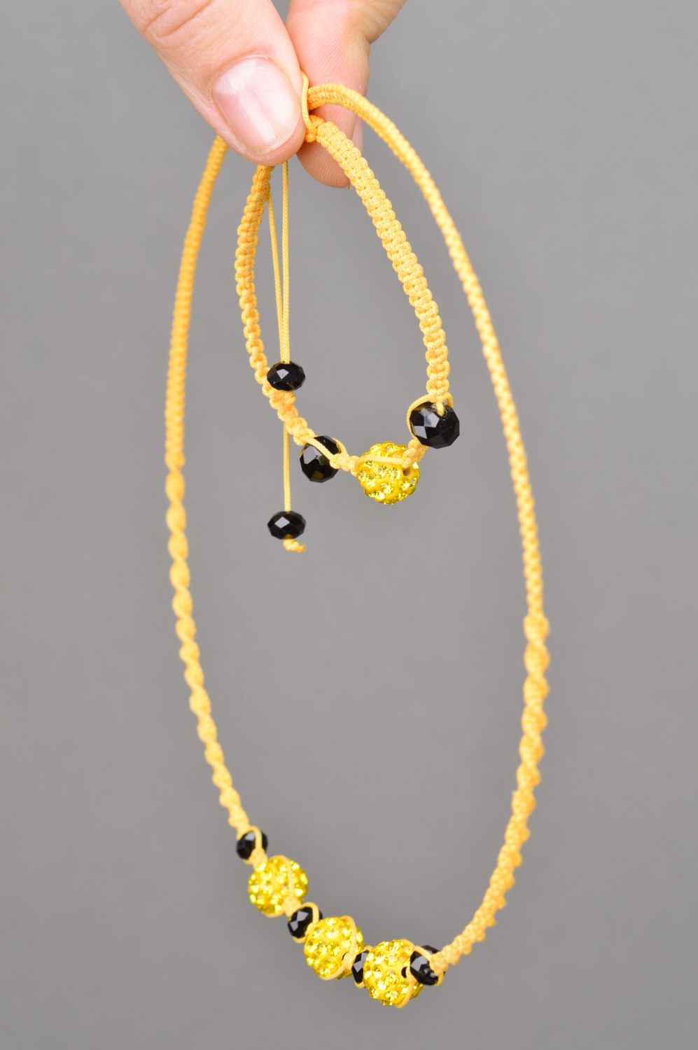 Комплект украшений из ниток и бусин ручной работы желтый колье и браслет нежные фото 3