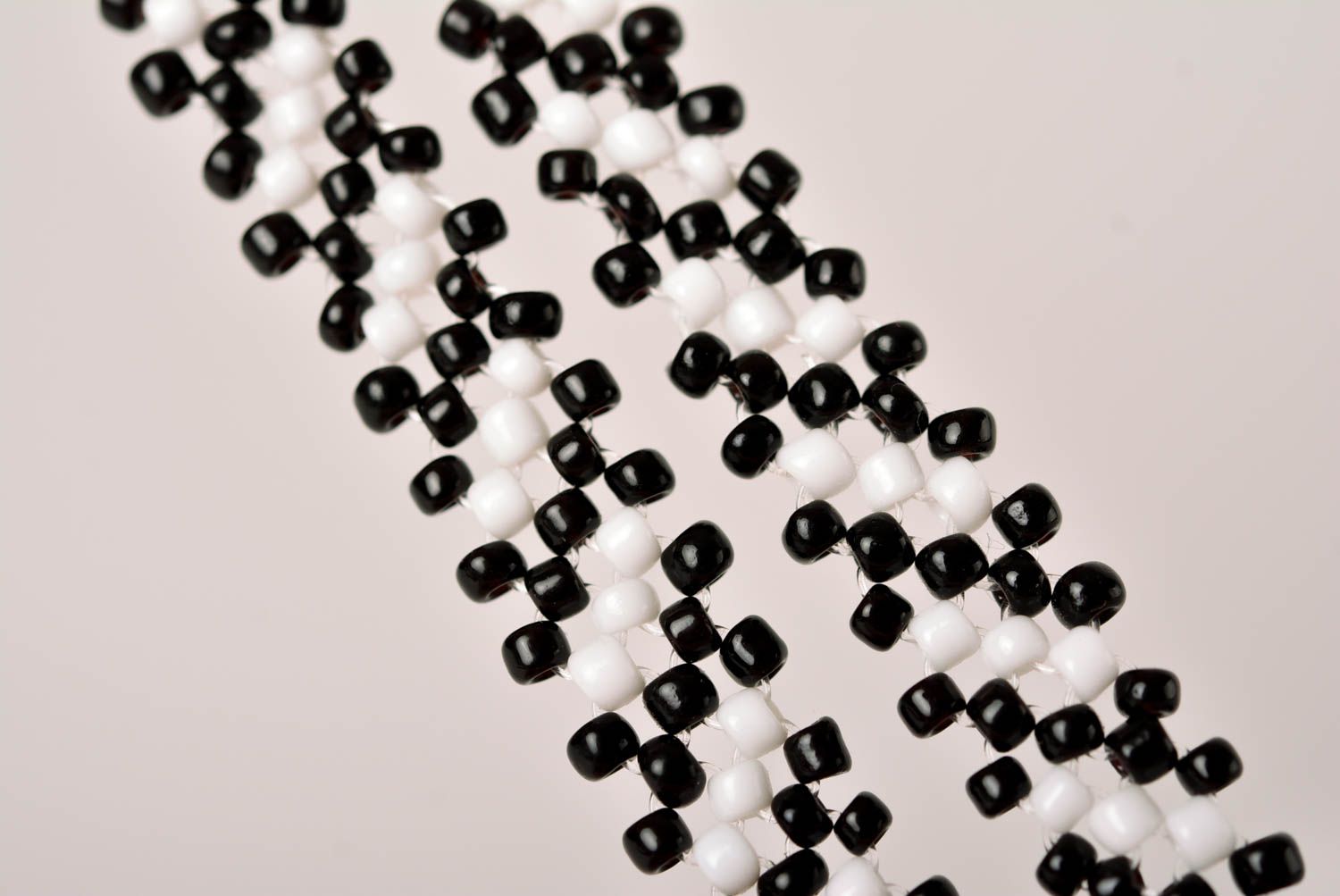 Bracelet perles rocaille Bijou fait main en noir et blanc Accessoire femme photo 3