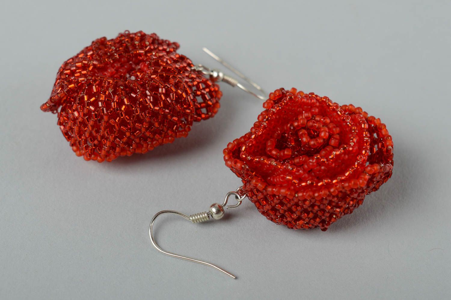 Серьги из бисера серьги ручной работы модные серьги красные розы красивые фото 2