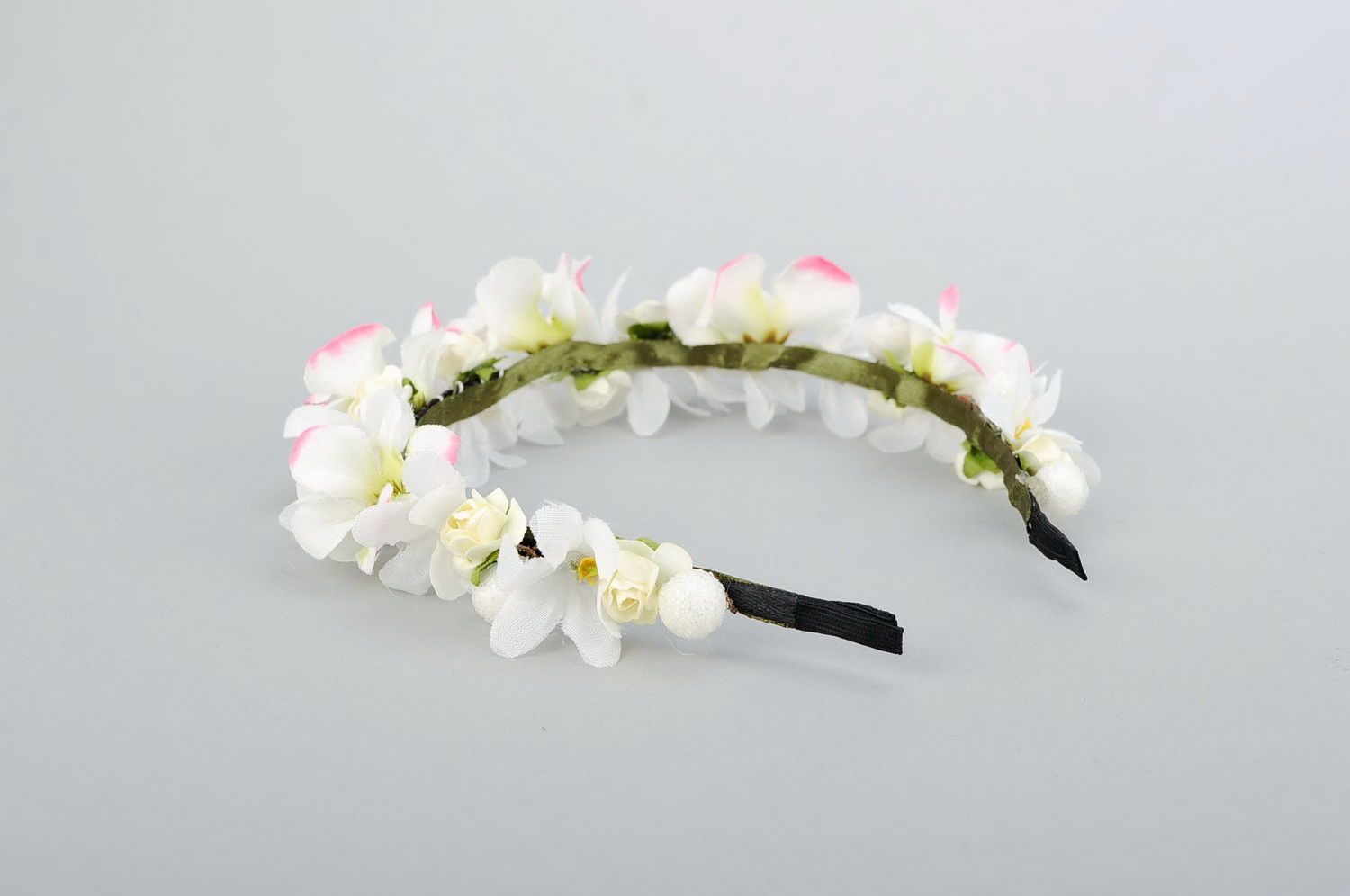 Headband with white artificial flowers photo 3