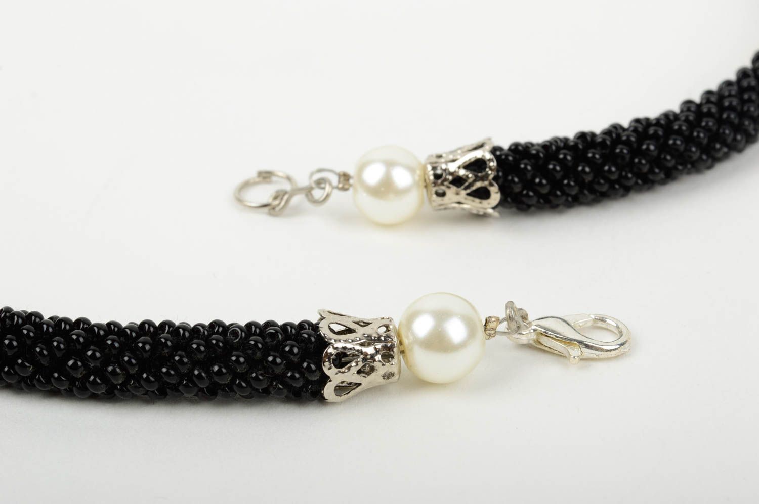 Collier perles rocaille Bijou fait main noir blanc design Accessoire femme photo 4
