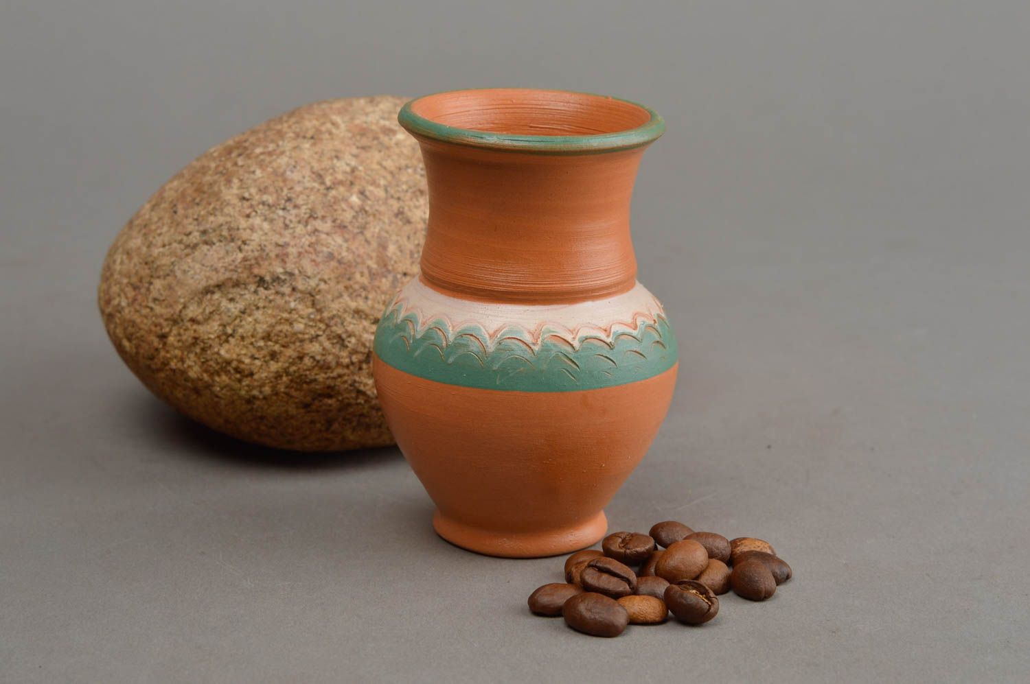 Vase décoratif en argile avec ornements peints fait main marron écologique photo 1