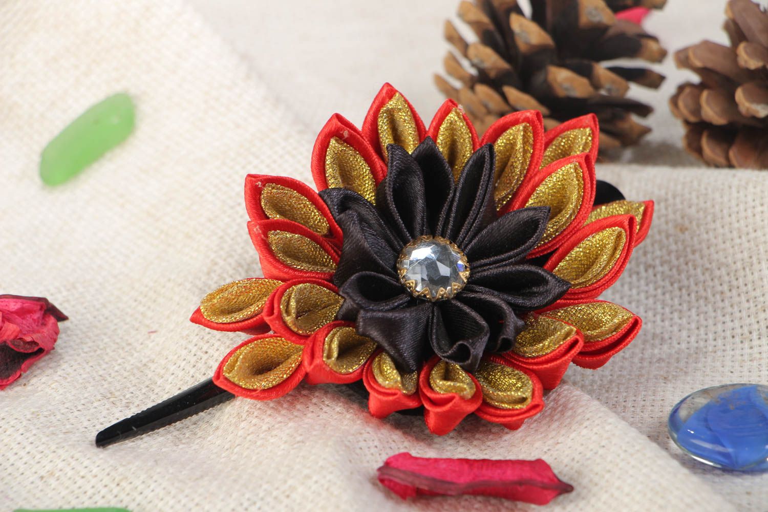 Schöne Haarspange mit Blume aus Atlasbändern in Kanzashi Technik handmade groß foto 1
