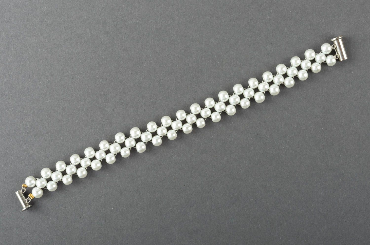 Handmade weißes Armband Perlen Schmuck Frauen Accessoire aus Kunstperlen schön foto 5