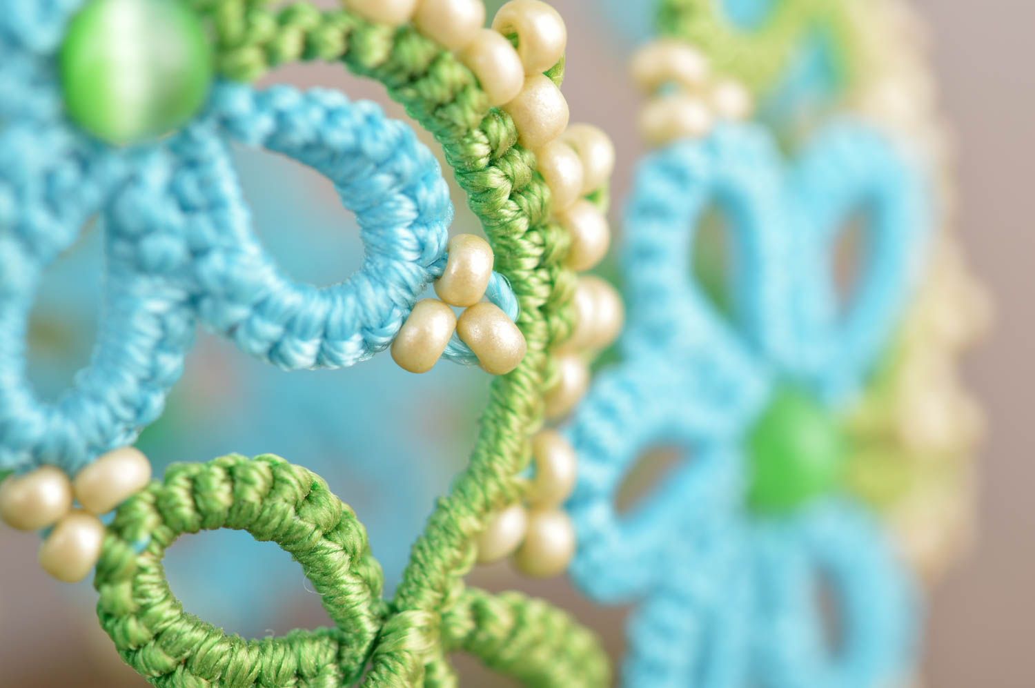 Плетеный браслет в технике фриволите из бисера кружевной зеленый с голубым  фото 4