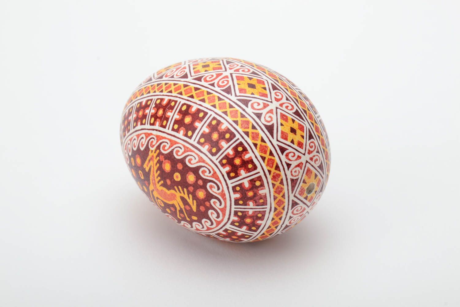 Huevo de Pascua artesanal bonito pintado en la técnica de cera  foto 4