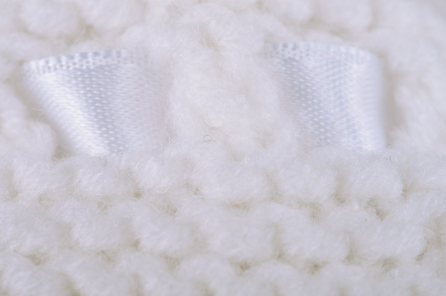 Chaussons tricotés en mi-laine blancs avec noeud de satin faits main pour fille photo 4