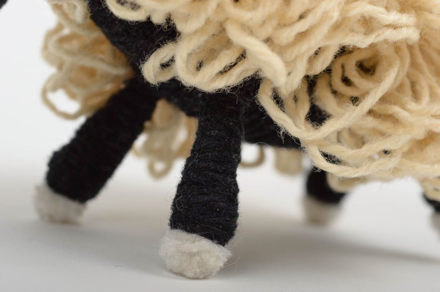 Peluche mouton Jouet fait main original fils synthétiques et laine Cadeau enfant photo 4