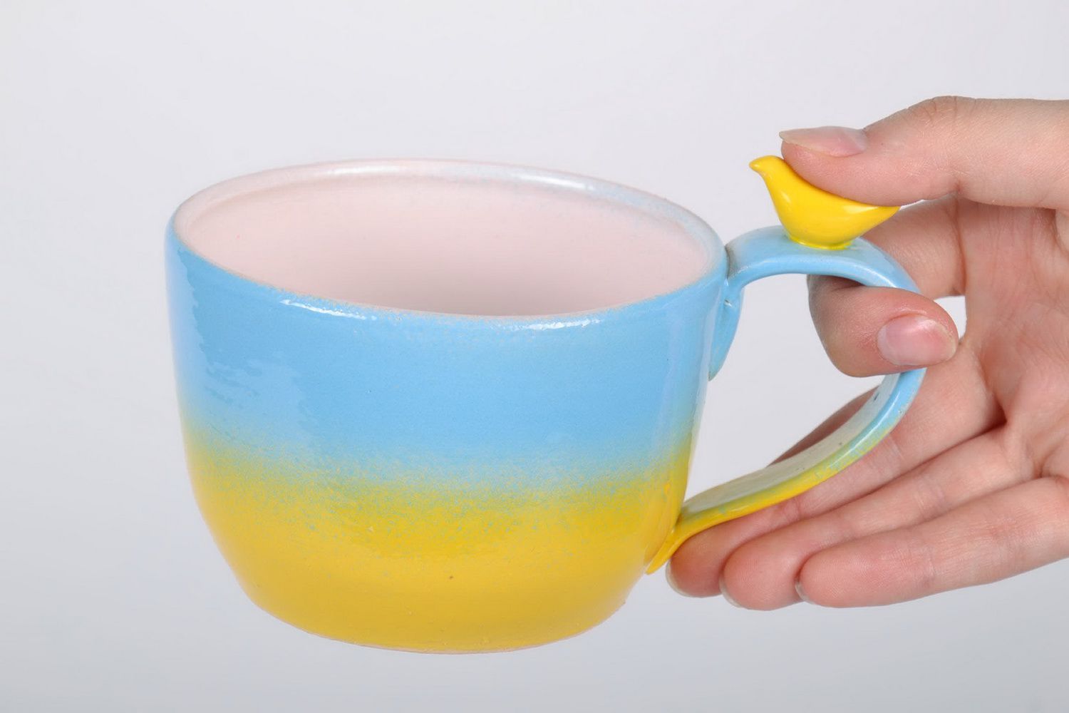 Желто-голубая чашка из глины с птичкой ручной работы фото 5