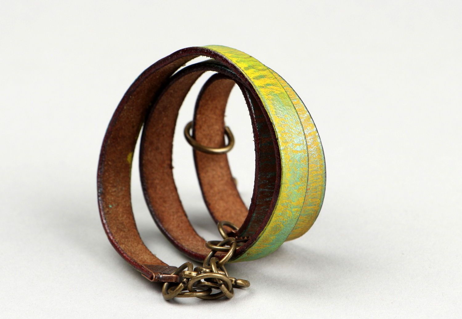 Bracelet en cuir avec pendentif en trois tours photo 3
